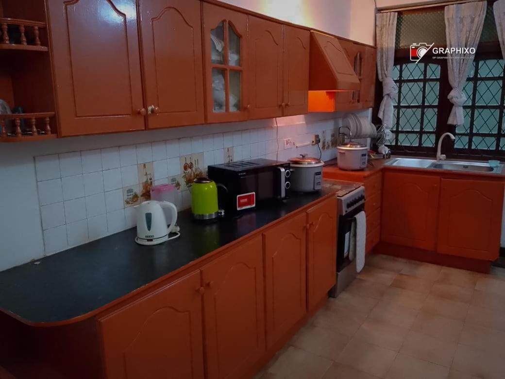 Ceylon Travel And Stay Lodge Battaramulla Kültér fotó