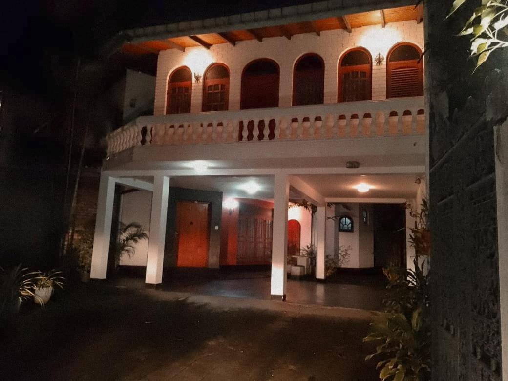 Ceylon Travel And Stay Lodge Battaramulla Kültér fotó